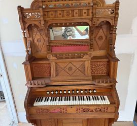 Beautiful 1900s pianno