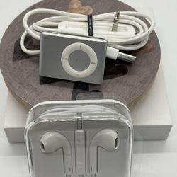 Apple iPod Shuffle 2nd Generation Silver With Apple Charging Stand And New Earbuds