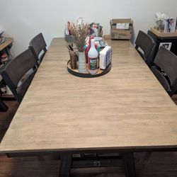 Gently Used Expandable Dining Table With Hidden Leaf