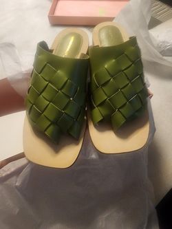 INTENTIONALLY GREEN SANDALS