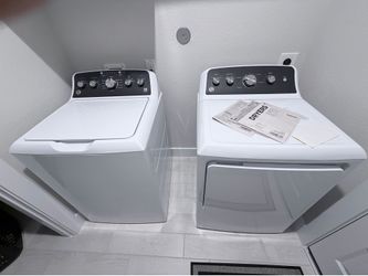 New Electric Washer and Gas Dryer set