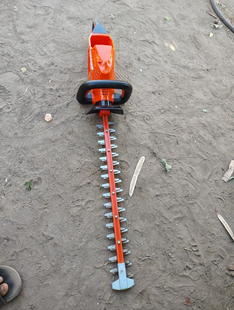 no battery ECHO Battery-Powered Hedge Trimmer: eFORCE® Platform, 22 in Cutting Wd, 20 in Blade Lg, 56 V (no battery )no charger)