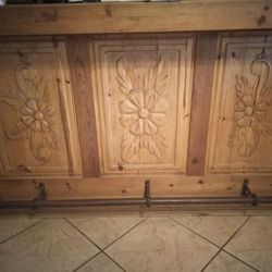 Bar very nice with 2 stools (rod iron)