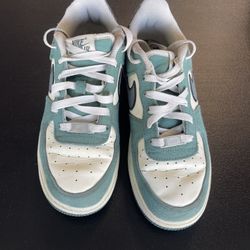 Nike Air Force 1 '07 LV8 sneakers Bicoastal and Coconut Milk colorway