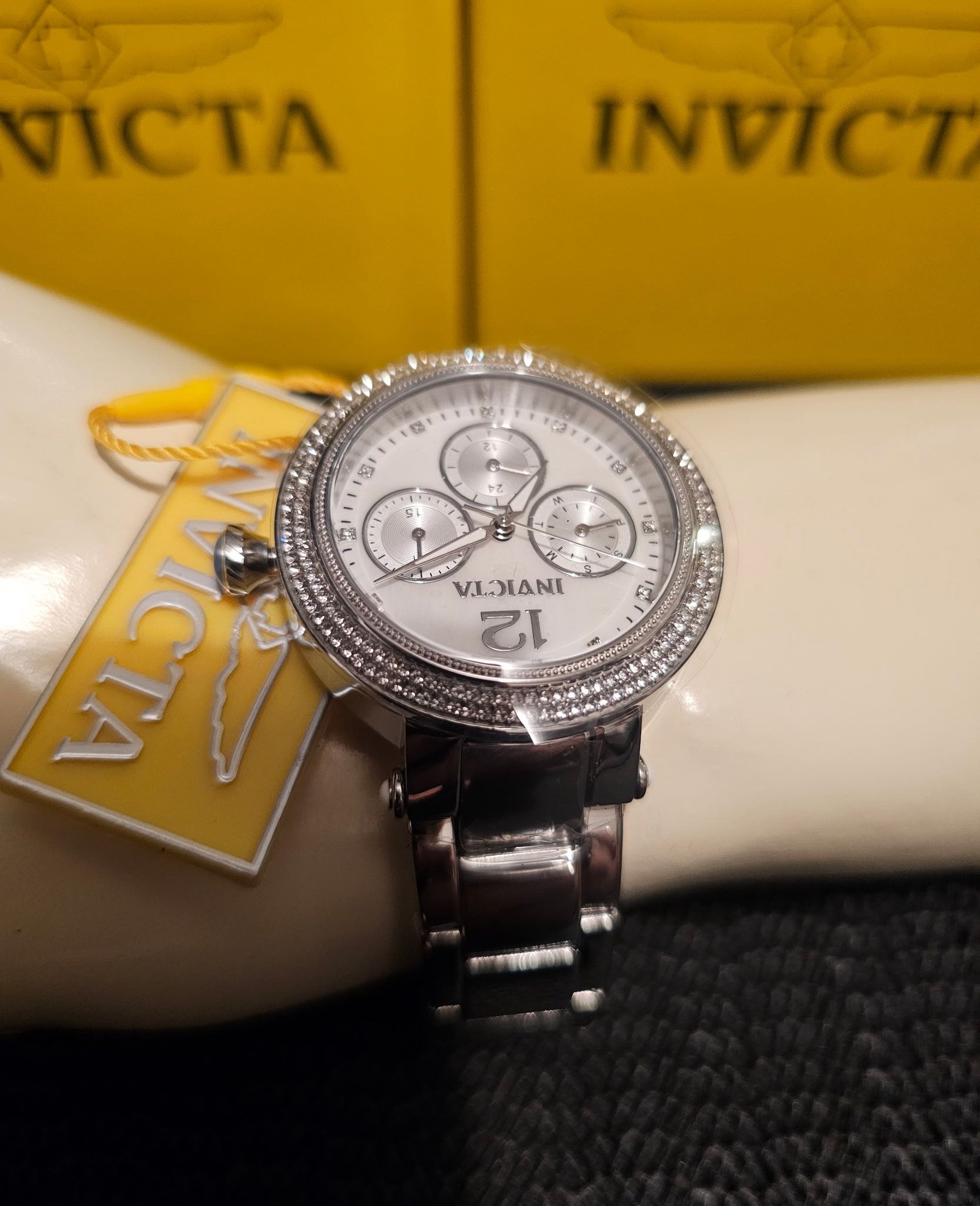 WOMEN'S NEW NICE LUXURY SILVER-TONE AUTHENTIC INVICTA CHRONOGRAPH WATCH.