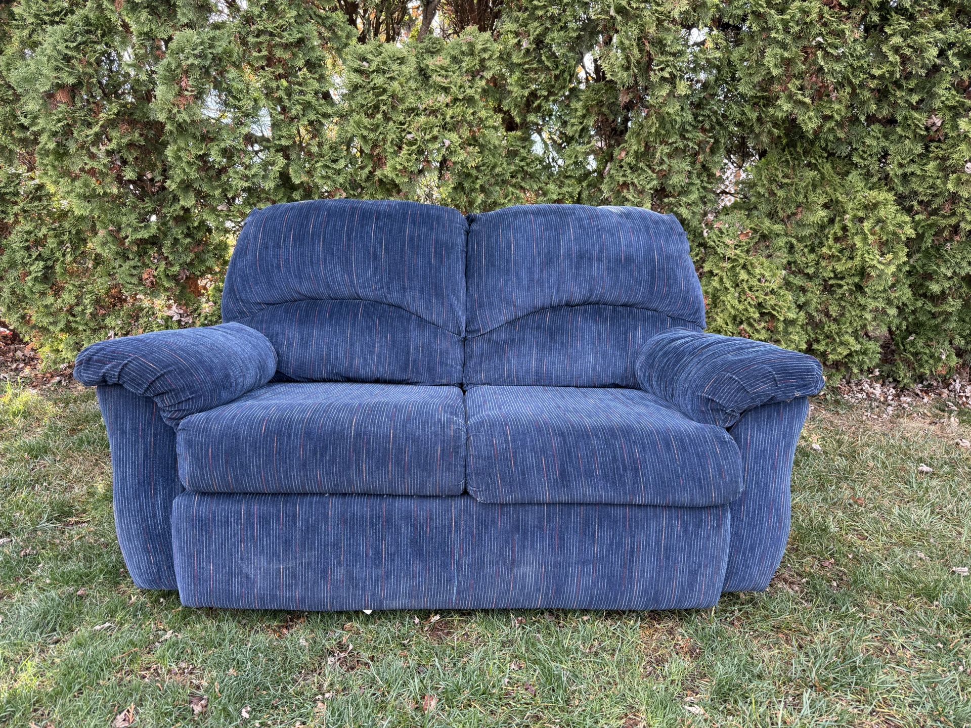 Lane Furniture Love Seat- Blue (Can deliver🚗)