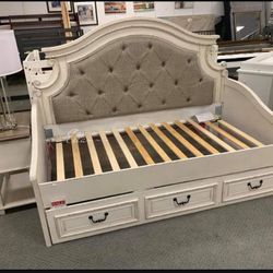 Realyn Chipped White Twin Daybed With 1 Large Storage Drawer
Ashley Furniture$10 Down Payment And Financing Available