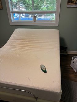 Full size temper-pedic bed with remote