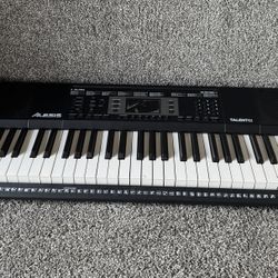 Alesis Melody 61-Key Digital Keyboard – Used, Great Condition, Includes Accessories
