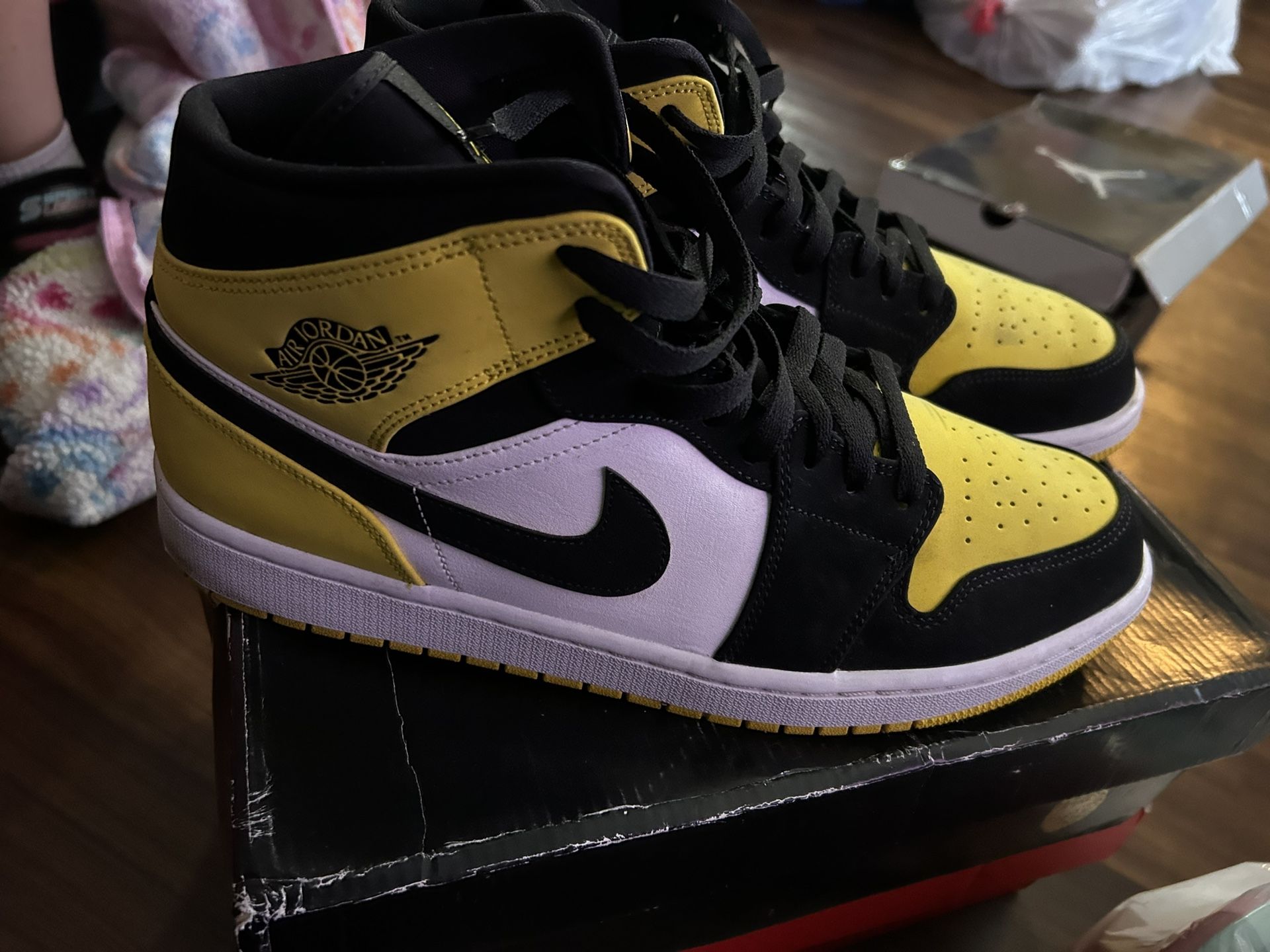 Air Jordan 1 Mid Yellow Toe Black.