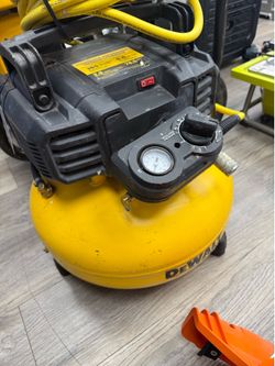DeWalt 6Gal / 165 PSI Air Compressor with Hose