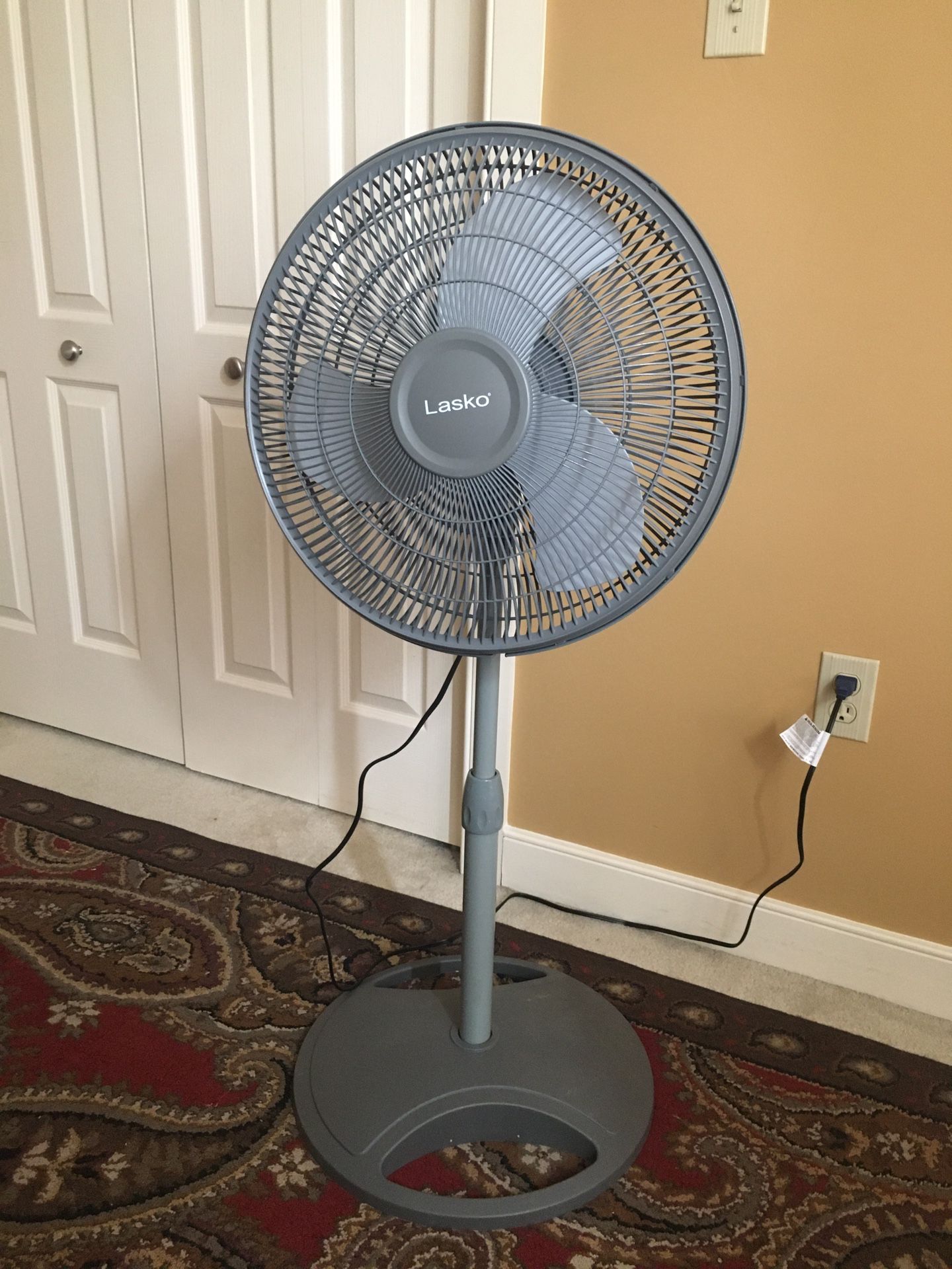 Nice Working Order Oscilitating Fan