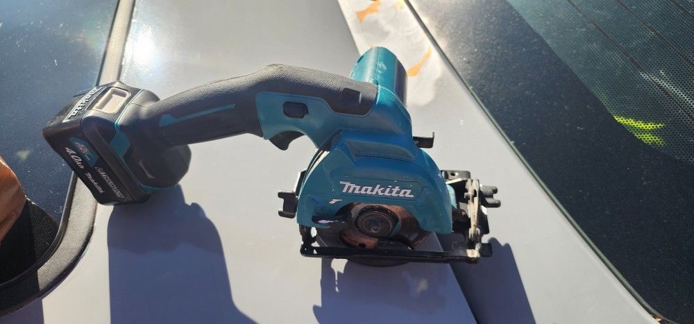 Makita 12v Saw. With Two Batterys
