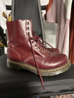 LIKE NEW Doc Marten Boots
