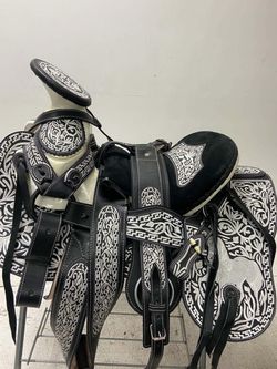 Montura charra bordada