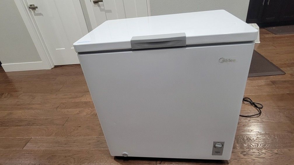 Midea 7.0 cu. ft. Chest Freezer
