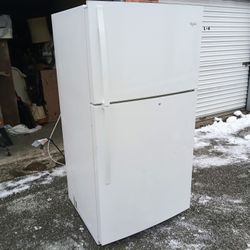 Spacious 33" Refrigerator by Whirlpool - 19 cu ft - Works great!

