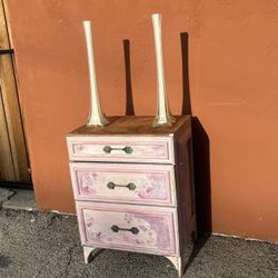 Shabby Chic Solid Wood 3-Drawer End Table – Hand-Painted Pink & White Floral, Brass Hardware  ⸻  Description:  Charming shabby chic end table featurin