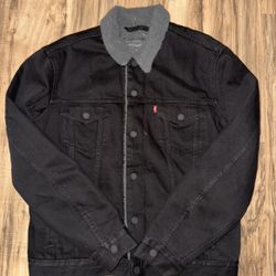 New men’s Size Medium Levi’s Sherpa Jacket 