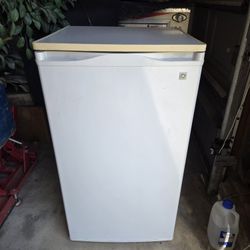 Refrigerator- 3.7 Cu Feet