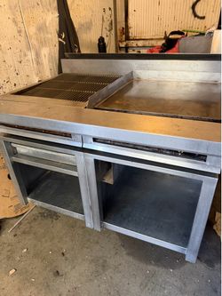 Commercial charbroiler and griddle Plancha combo