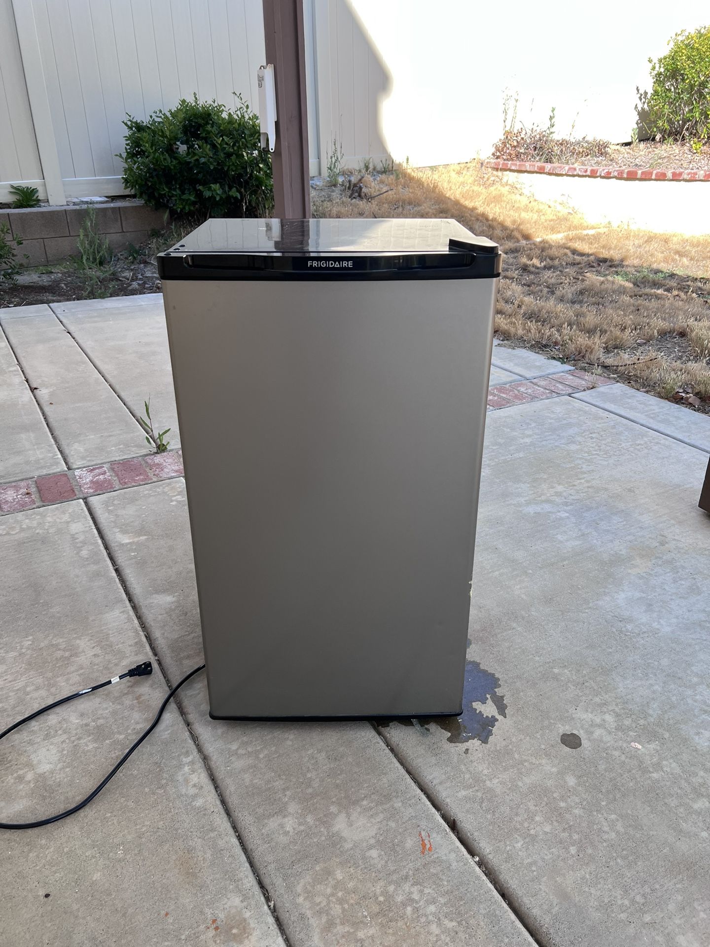 Mini Frigidaire fridge/freezer combo