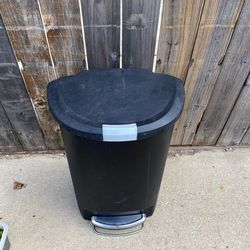 Simple Human Trash can with slow-close lid