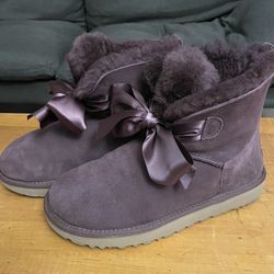 UGG Gita Boots with Bow Great Condition 