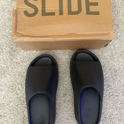 Yeezy slides size 10, mint condition l.