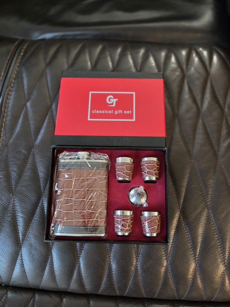 Stainless Steel Hip Flask with Funnel & 4 Glass 