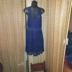 Beautiful Black Dress Size L Includes Model Hanger Only 25$