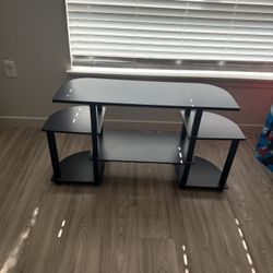 Small TV Stand / Media Shelf.  Mueble pequeño para TV / Estante de entretenimiento