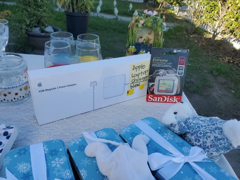 APPLE LAPTOP CHARGER & MEMORY CARD