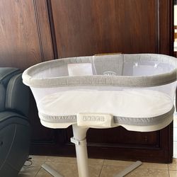HALO Bassinest Swivel Sleeper – Like New Condition