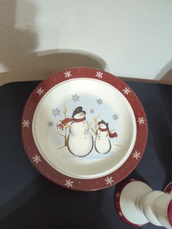 Beautiful 28-piece Royal Seasons Stoneware Christmas dishes excellent condition