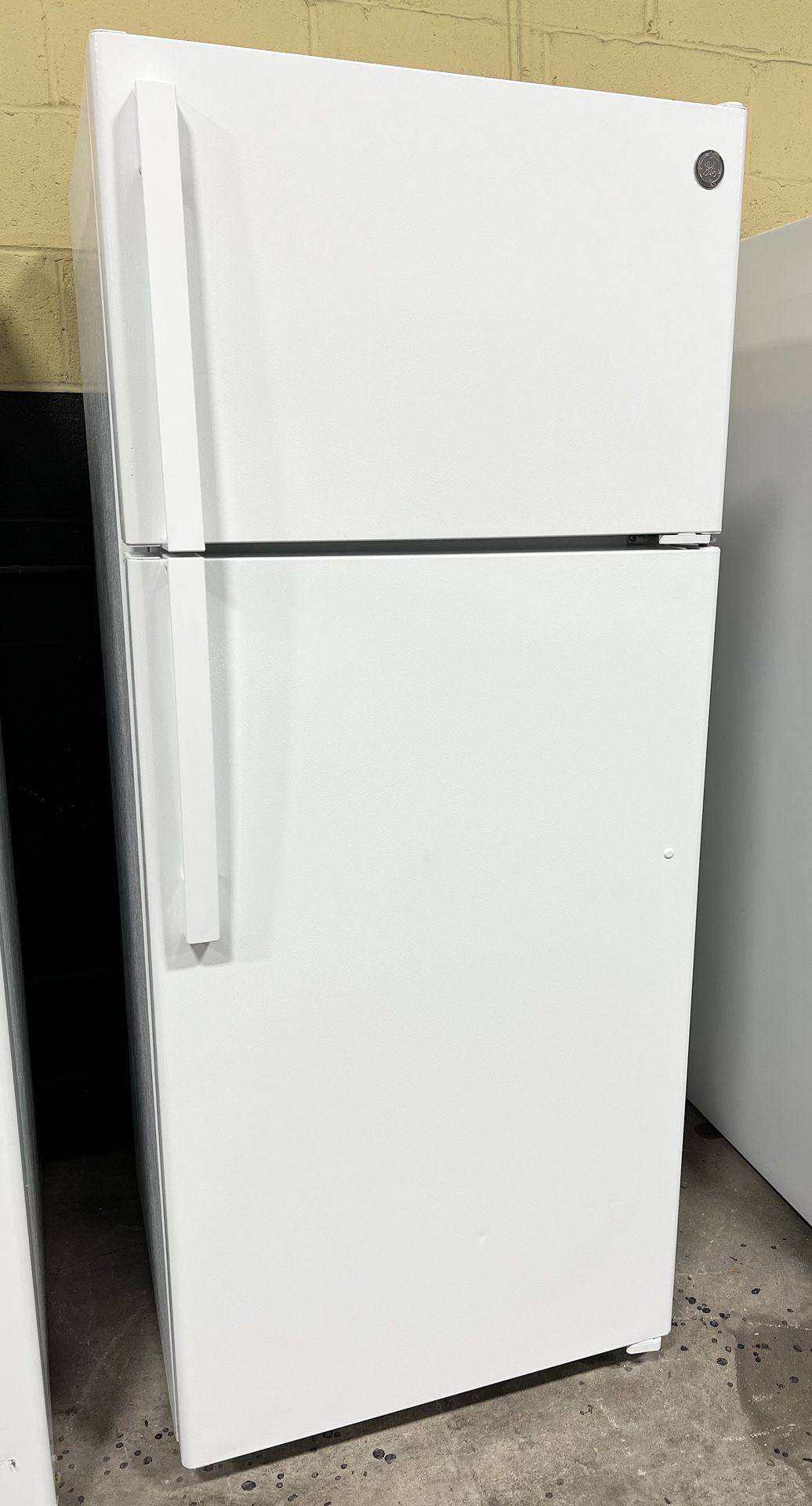 28” Top Freezer Refrigerator W/ICE MAKER 17.5cu.ft.