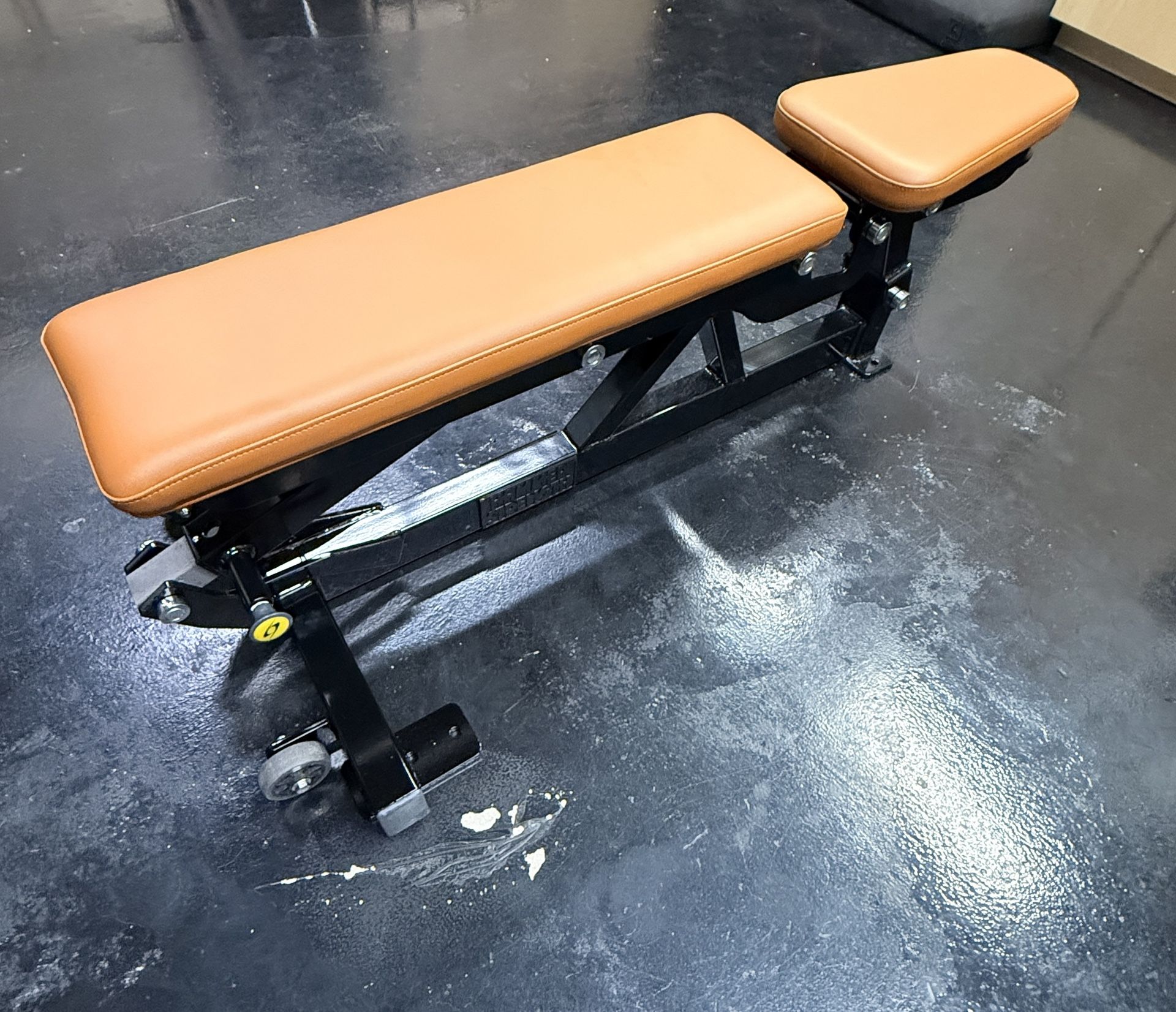 Hammer Strength Adjustable Bench Brown Leather