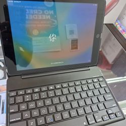 iPad 9.7 With Free Keyboard Case