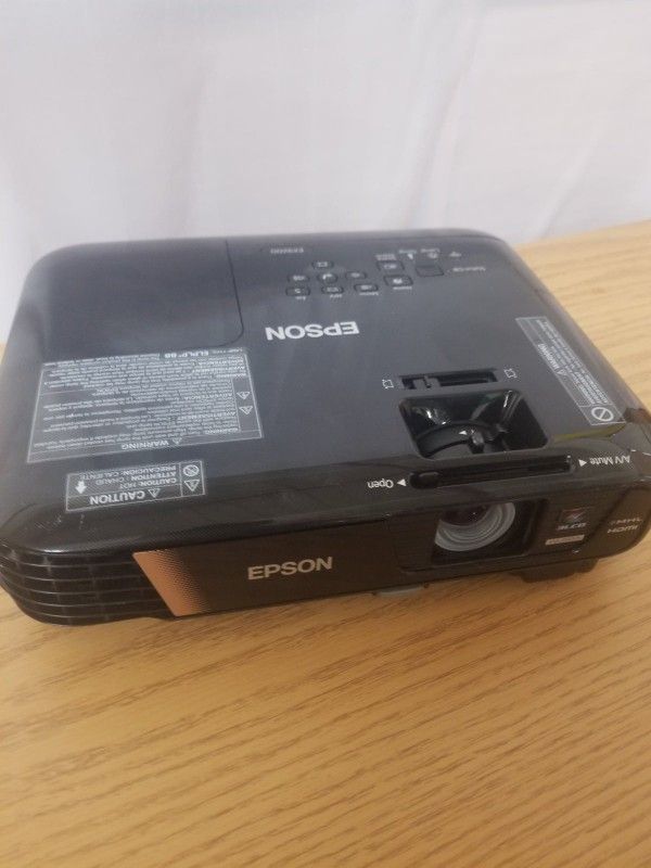 EPSON EX9200 LIKE NEW WITH ALL CABLES INCLUDED (SHOP16)