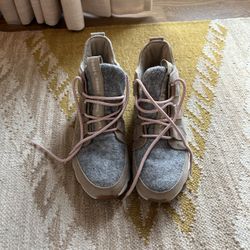 Sorel Kinetic Caribou Boots - Size 7.5