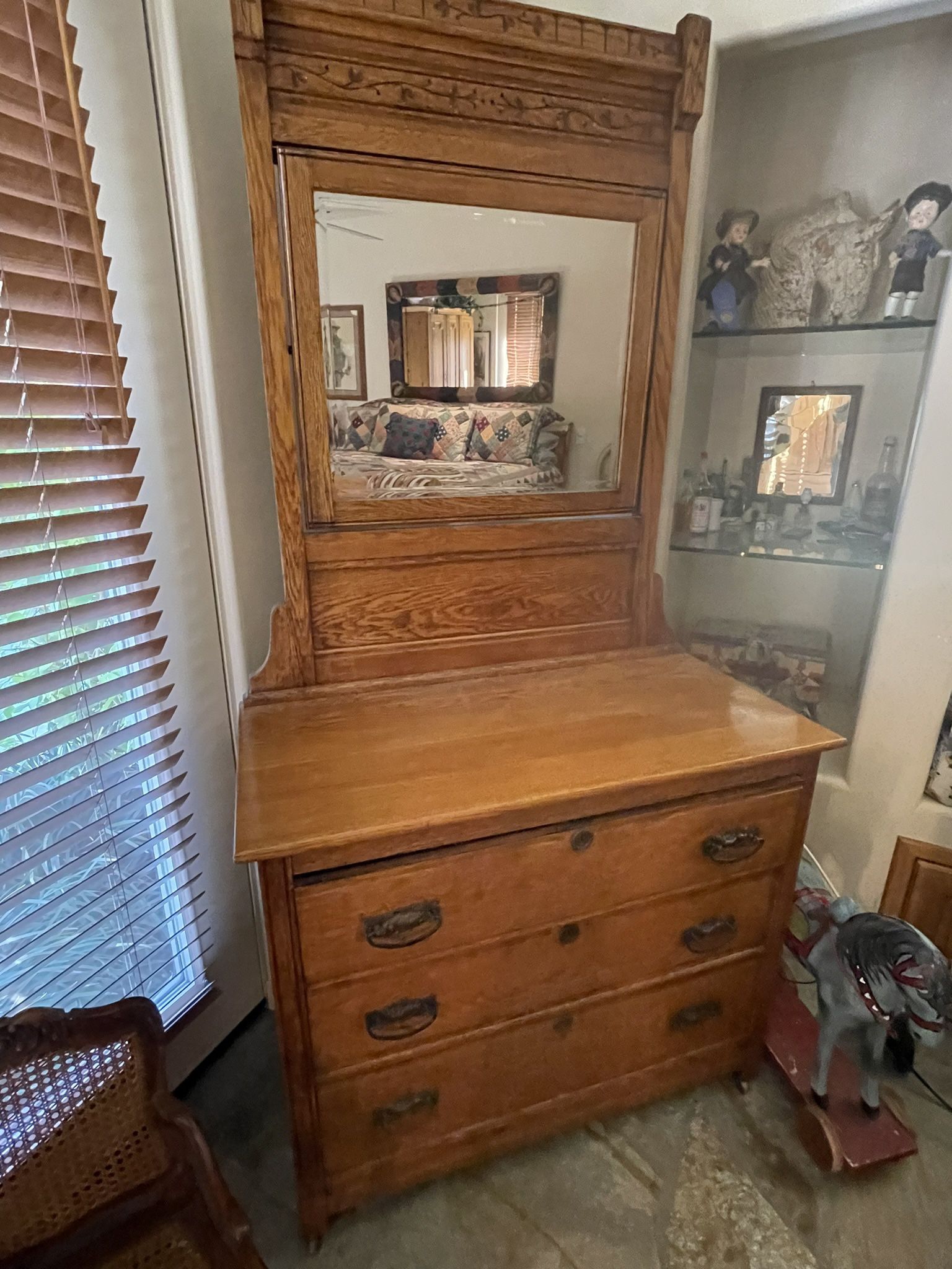Antique Oak Wooden Dresser w/mirror. Taking Offers