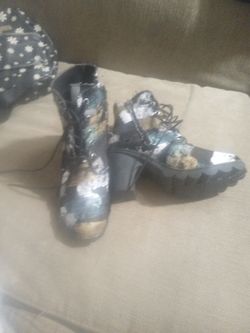Zip Up The Side Ladies Boots $15 Size 5 And 1/2