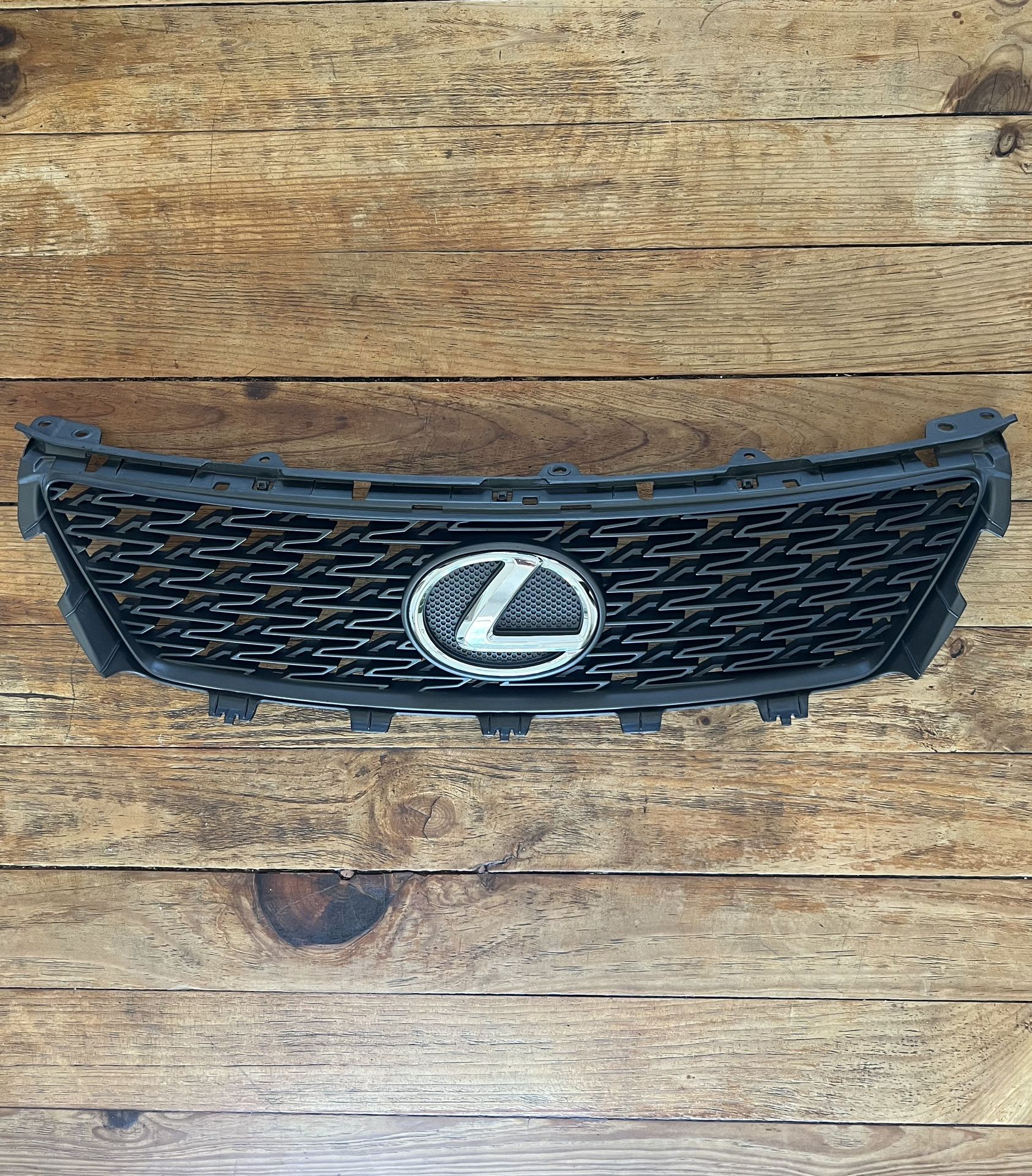 10-15 LEXUS IS250C IS350C CONVERTIBLE F-SPORT FRONT GRILLE LOGO OEM PTR54-53100