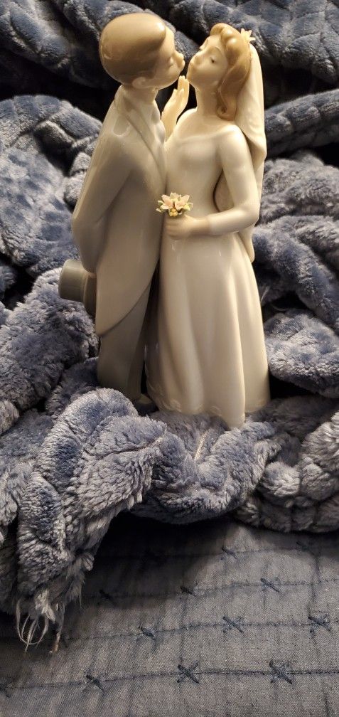 Lladro a Kiss to Remember Wedding Bridal Figurine Cake Topper
