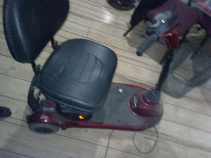 Invacare LYNX L-3 Electric Three Wheel Chair