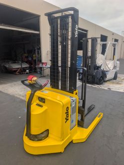 2004 Yale electric walkie stacker 2276 hours model MSW040sen