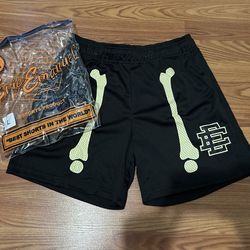 EE shorts size L