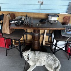 Little table With 2 Chairs 