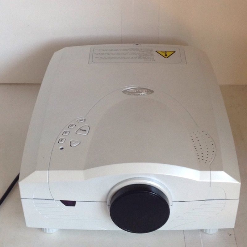 Oracle HD-800 LCD Projector with built in TV Tuner & HD Projector Screen 73"