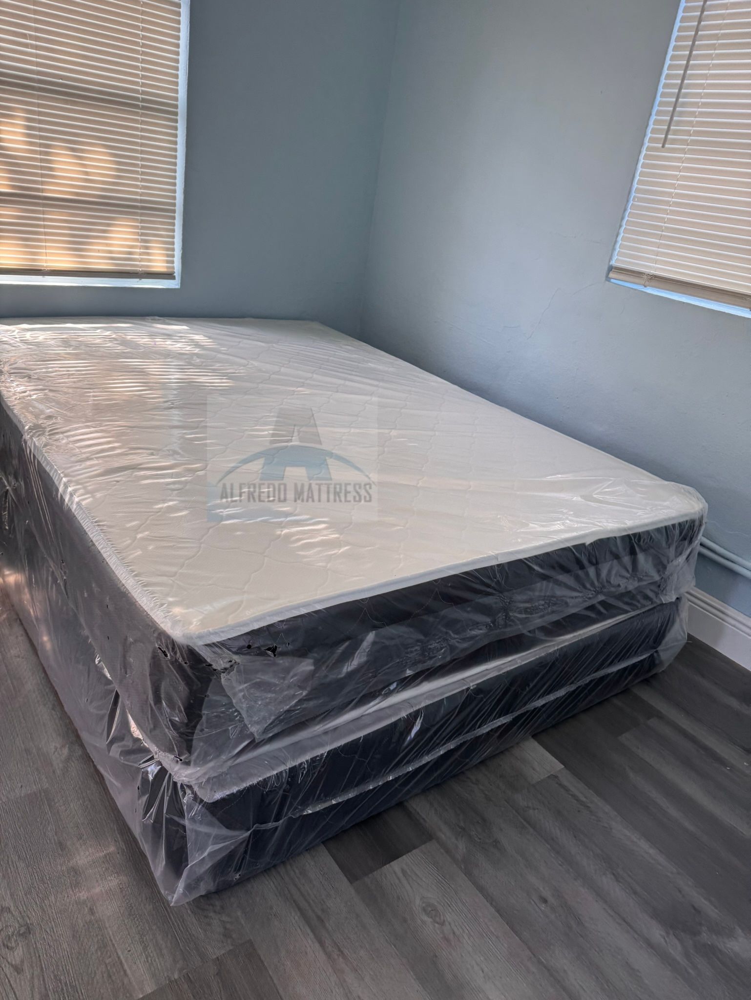 Queen mattress regular set with box spring ( 2pc brand new) 
